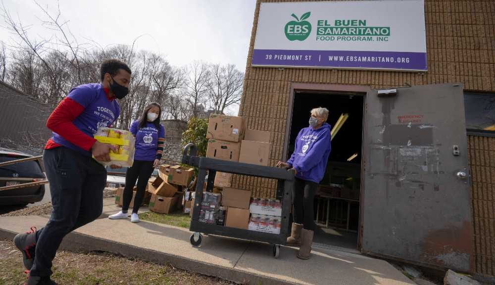 Students deliver food donations to El Buen Samaritano.