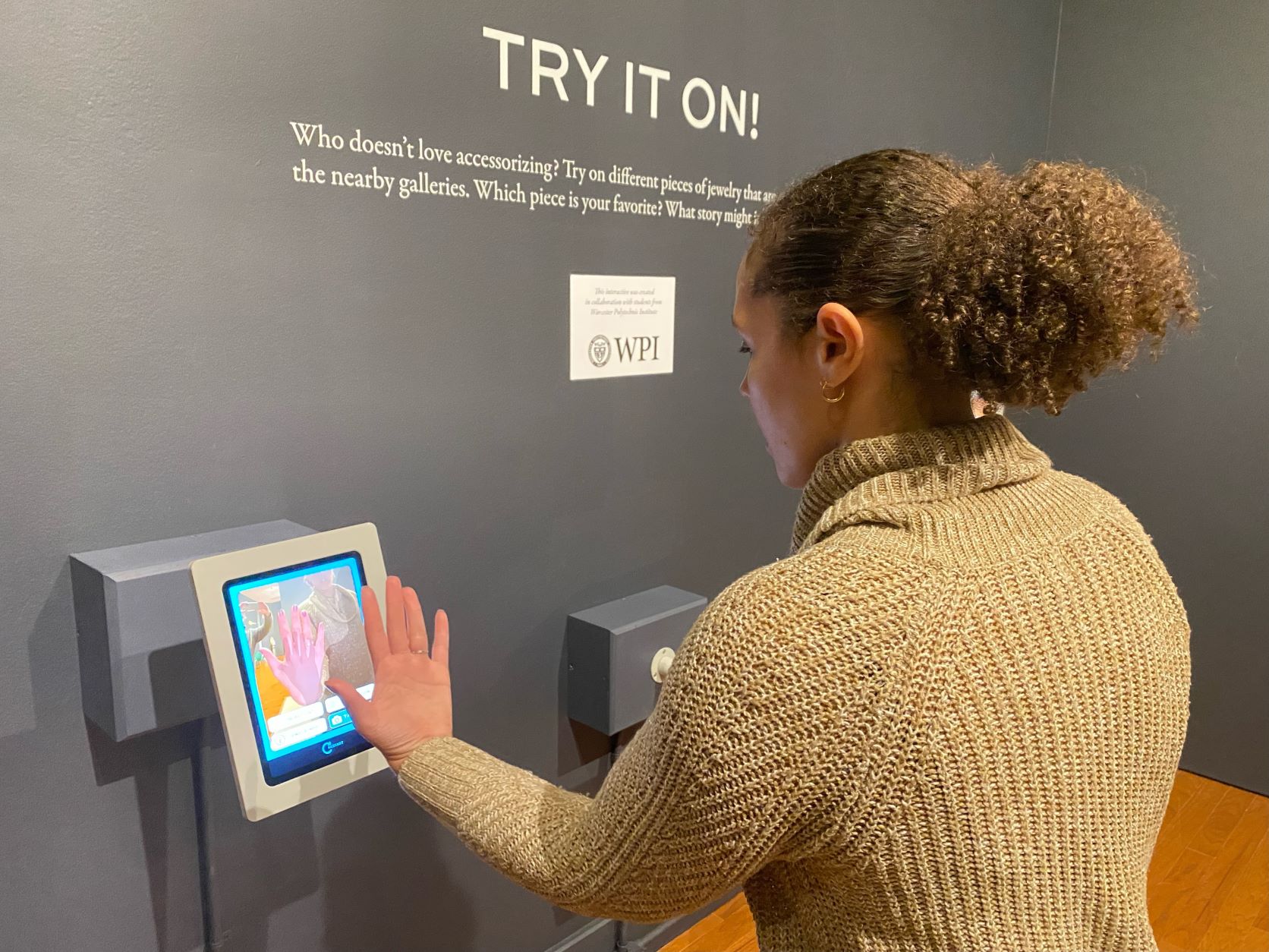 Museum visitor using the try it on app