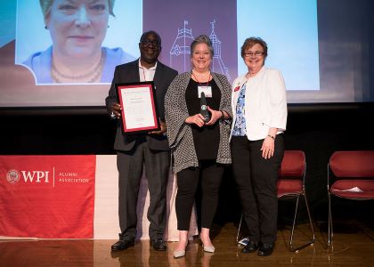 Roberta Nelson Shea ’77 Receiving Her WPI Alumni Association Award