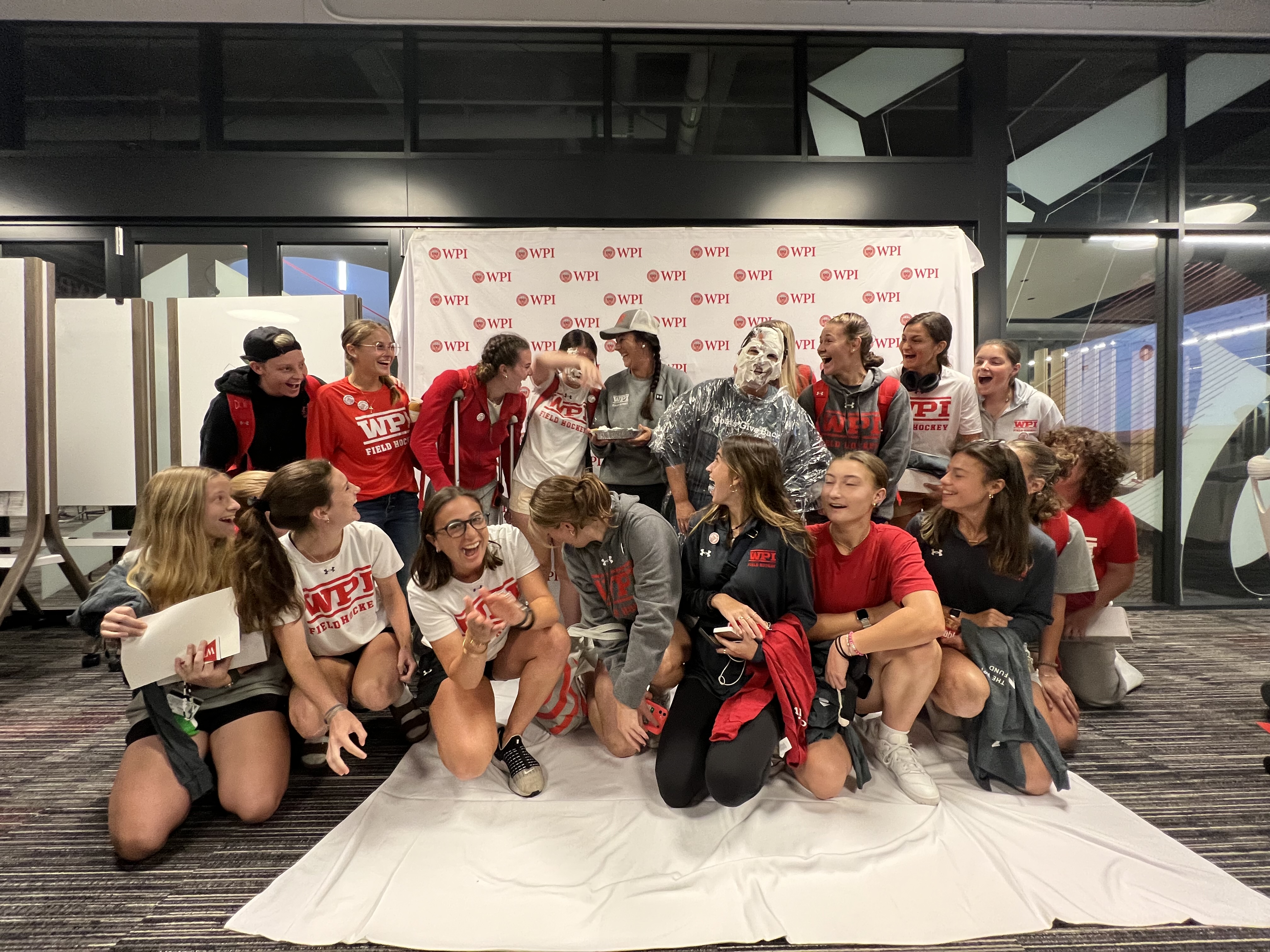 WPI Field Hockey team with Missy Kahan ’05