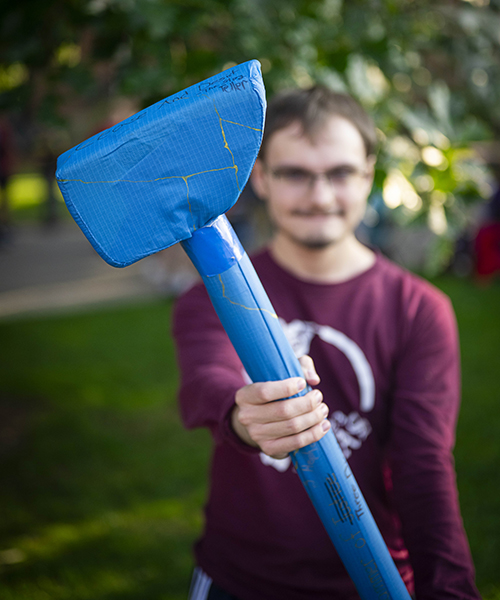 A blue hammer for Medieval fighting