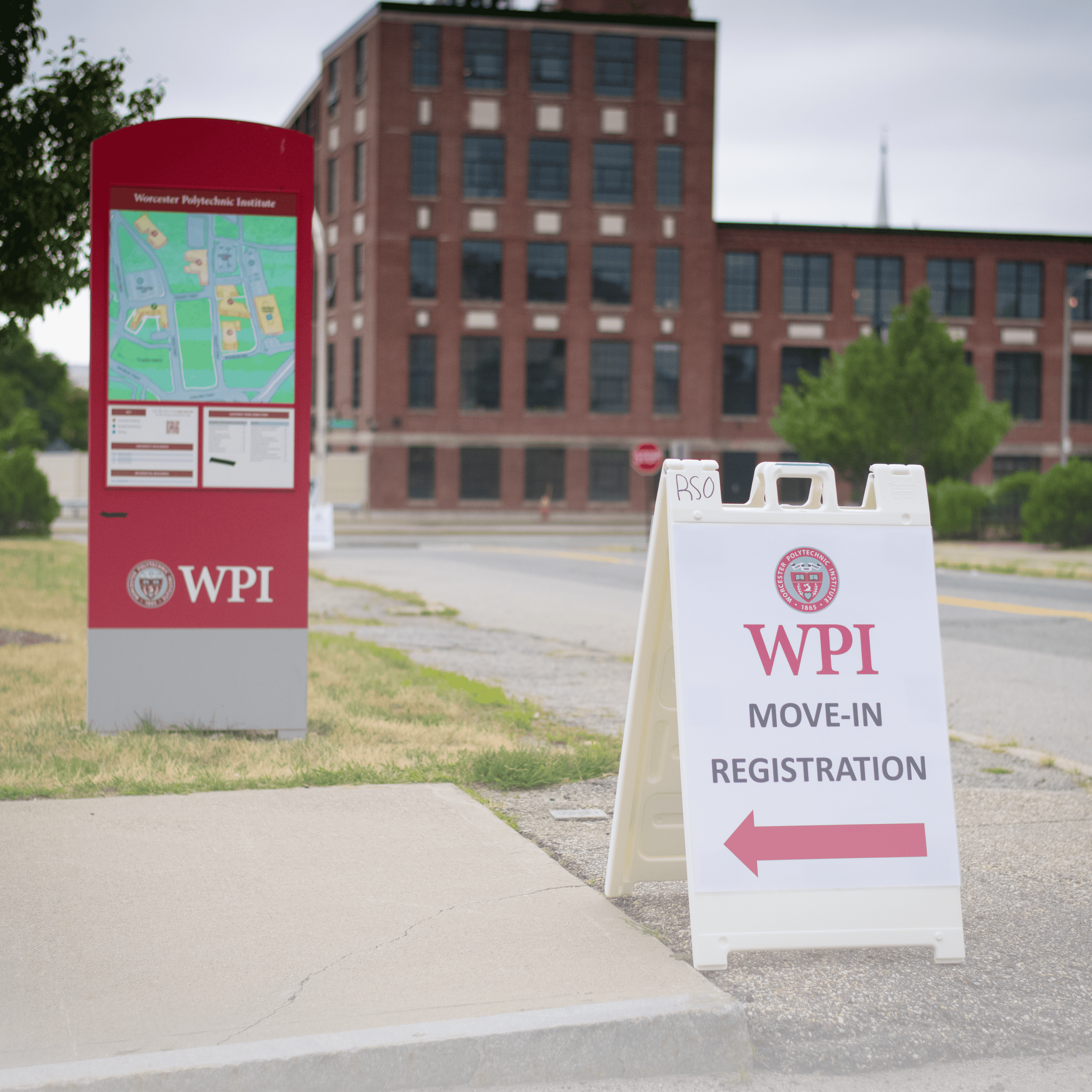 wpi direction sign for moving students