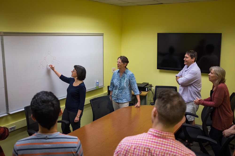 Carolina Ruiz teaching class